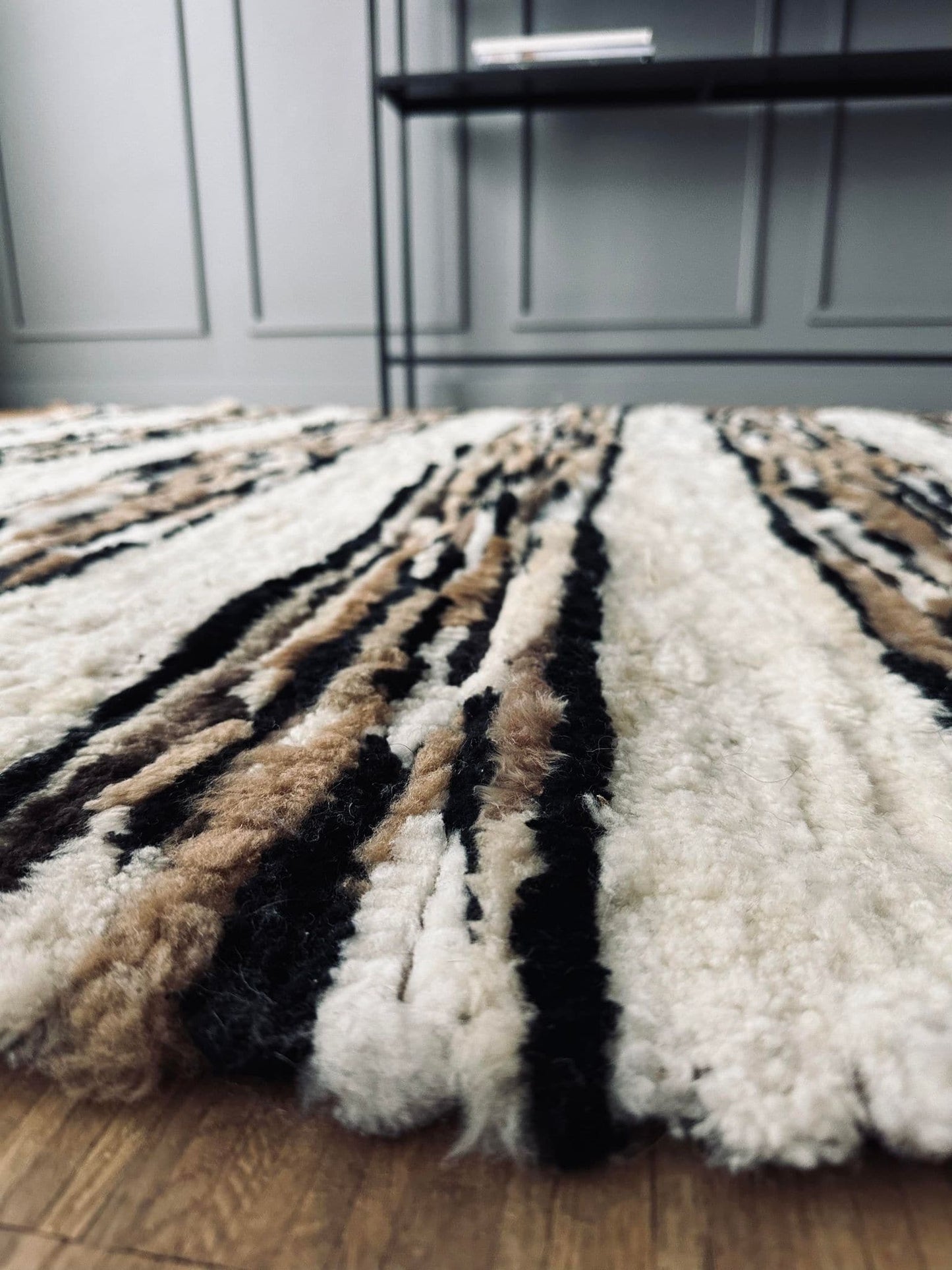 Gulvtæppe i lammeskind - Hvide striber - VIAMAJA.DK
