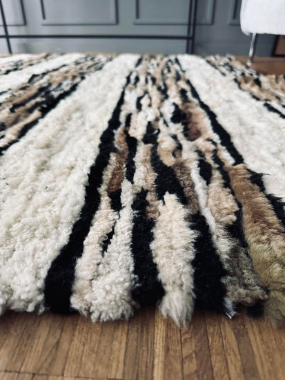 Gulvtæppe i lammeskind - Hvide striber - VIAMAJA.DK