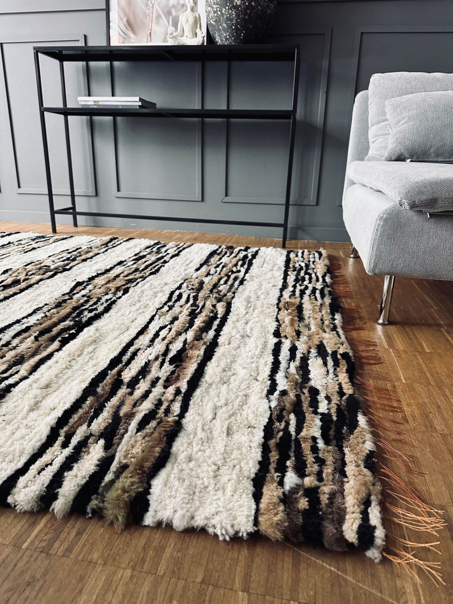 Gulvtæppe i lammeskind - Hvide striber - VIAMAJA.DK