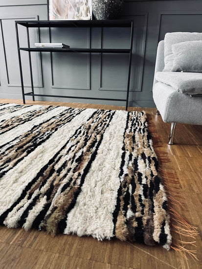 Gulvtæppe i lammeskind - Hvide striber - VIAMAJA.DK