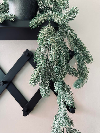 Hængegran med frost - 82 cm - VIAMAJA.DK