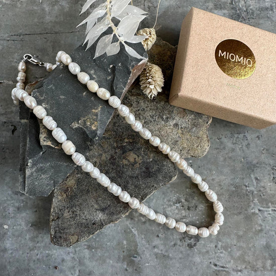 Halskæde Nadia m. ferskvandsperler - Råhvid - VIAMAJA.DK