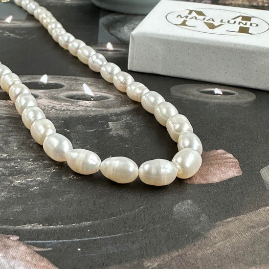 Halskæde Tinka m. Råhvide ferskvandsperler - VIAMAJA.DK