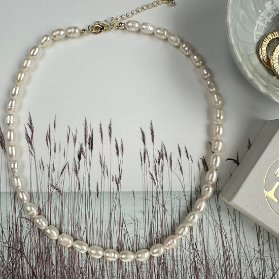 Halskæde Tinka m. Råhvide ferskvandsperler - VIAMAJA.DK