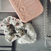 Hårelastikker scrunchie 2 stk - Hvid mix