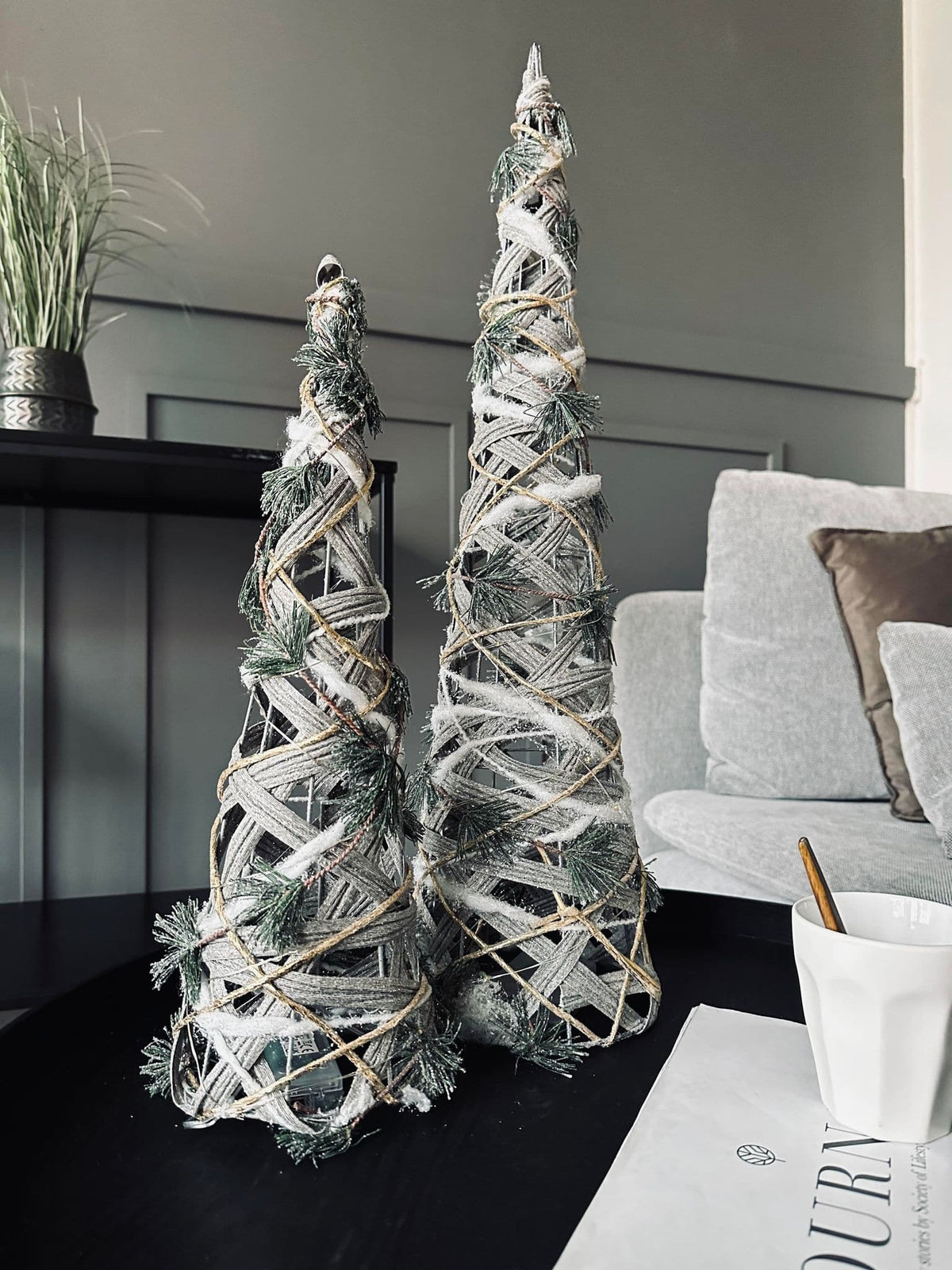 Kegle med LED lys og gran - H 60cm - VIAMAJA.DK