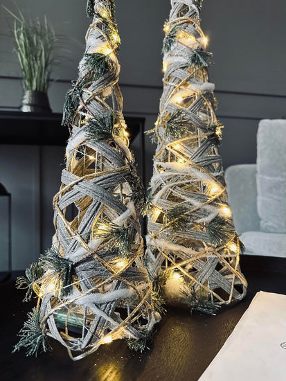 Kegle med LED lys og gran - H 60cm - VIAMAJA.DK