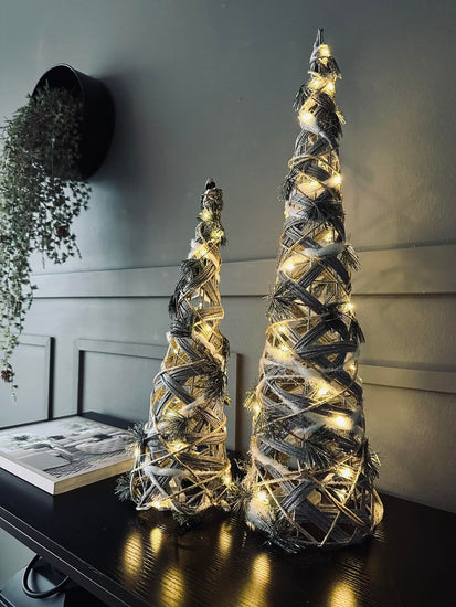 Kegle med LED lys og gran - H 60cm - VIAMAJA.DK