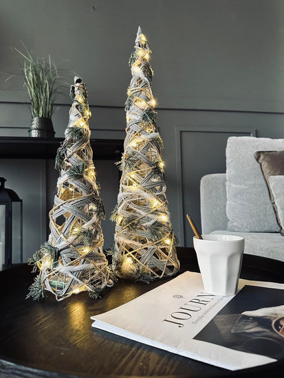 Kegle med LED lys og gran - H 60cm - VIAMAJA.DK