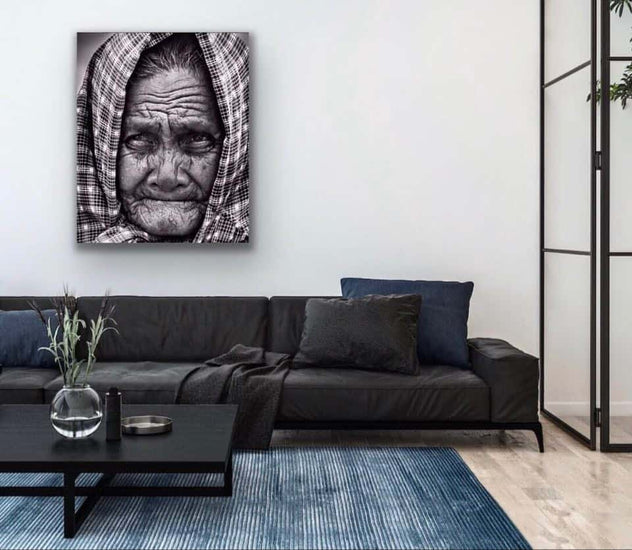 Kvinde med tørklæde - Sort / Hvid - 70x100 - UDSOLGT - VIAMAJA