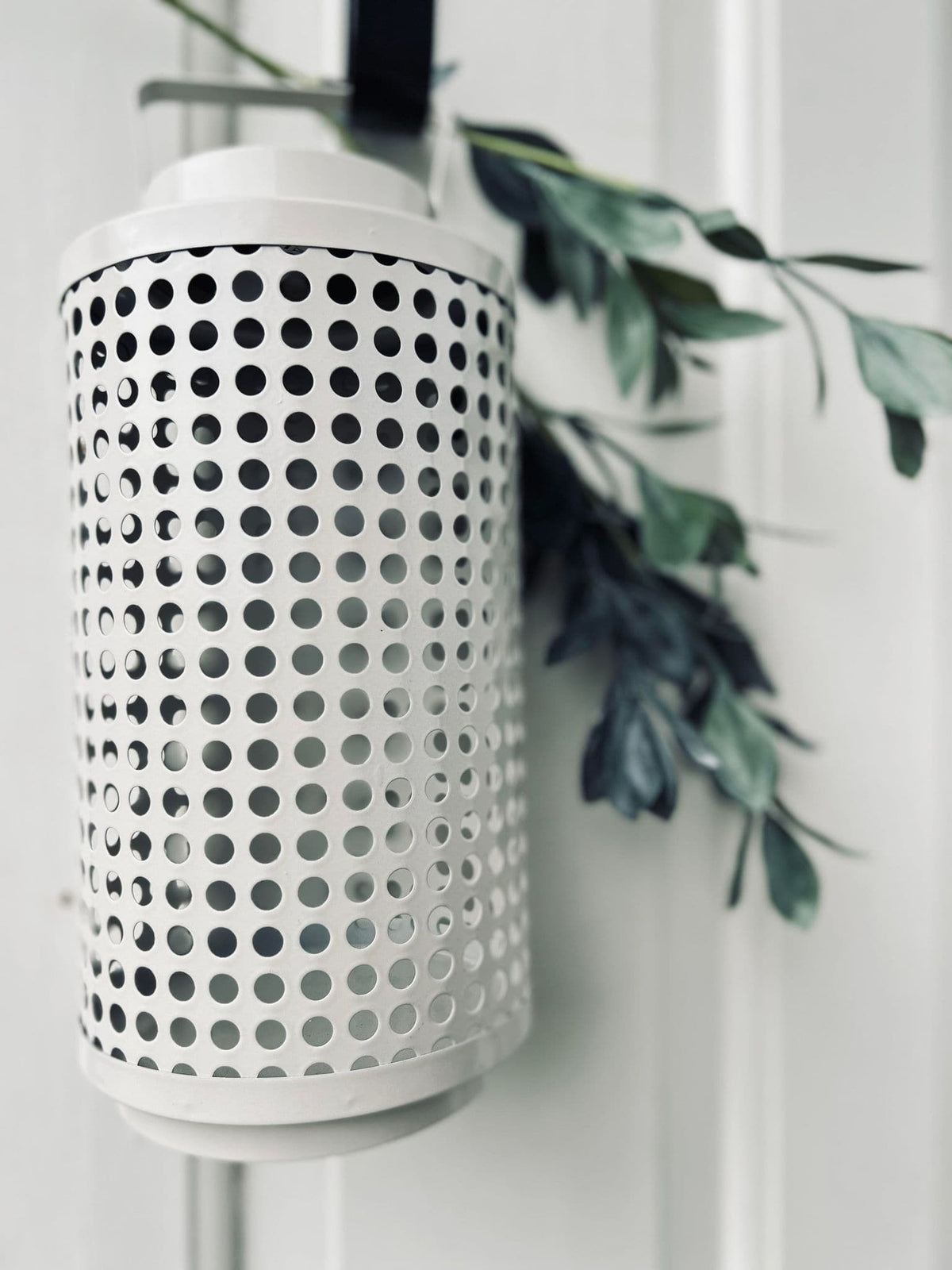 Lanterne med solceller - Hvid metal mønster - VIAMAJA.DK