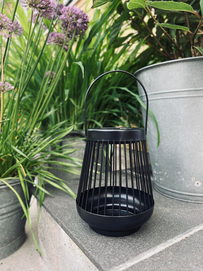 Lanterne med solceller - Sort metal - VIAMAJA.DK