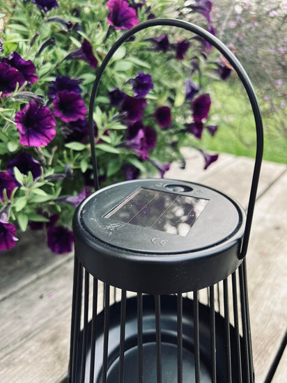 Lanterne med solceller - Sort metal - VIAMAJA.DK