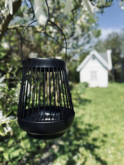 Lanterne med solceller - Sort metal - VIAMAJA.DK