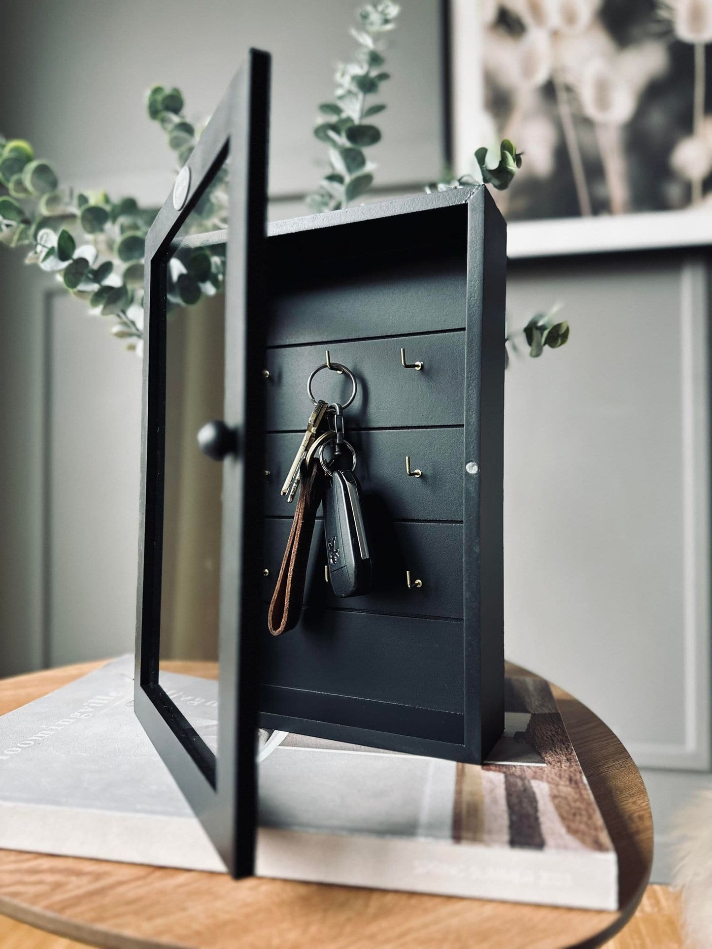 Nøgleskab i sort træ - VIAMAJA.DK