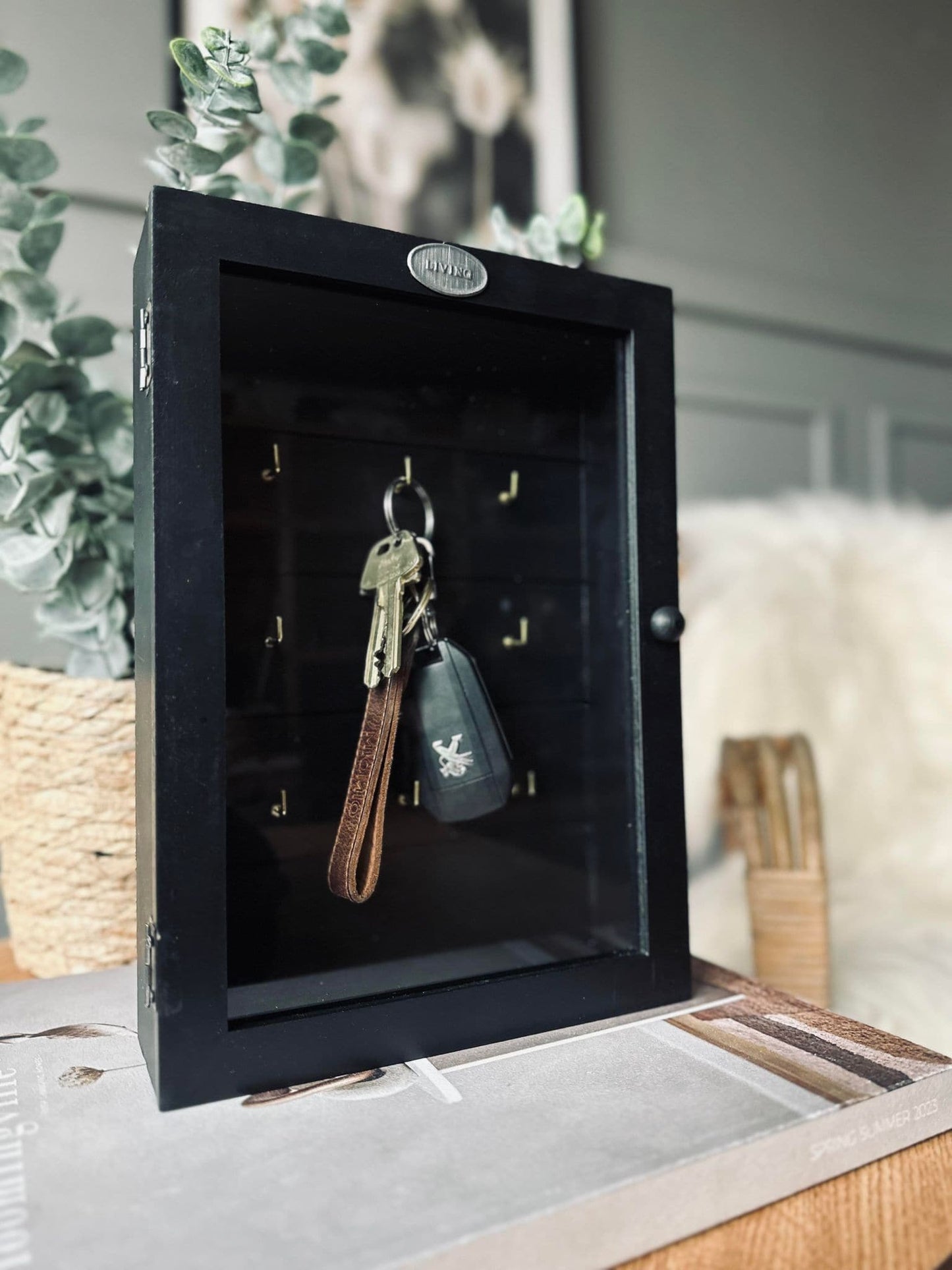 Nøgleskab i sort træ - VIAMAJA.DK