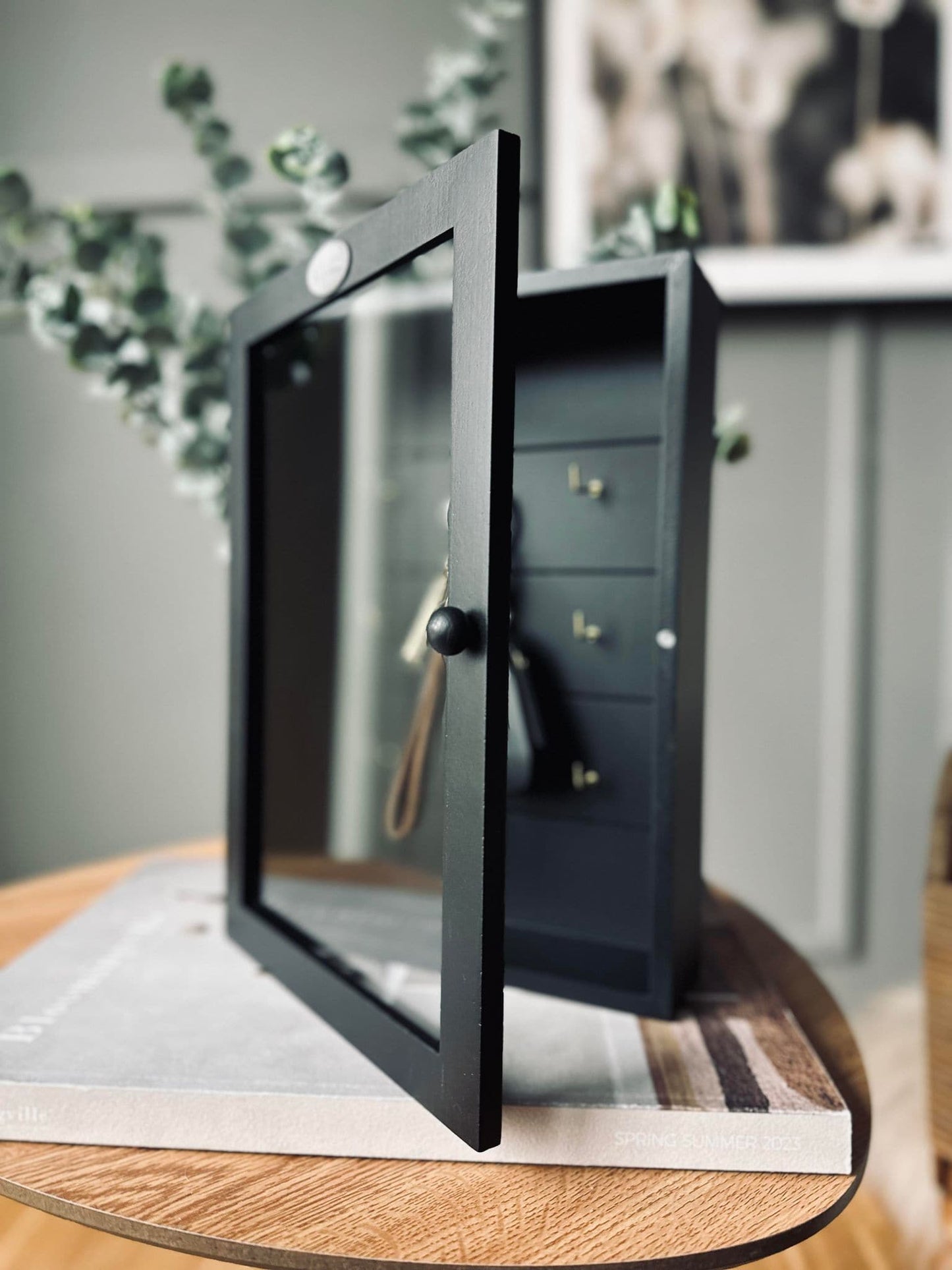 Nøgleskab i sort træ - VIAMAJA.DK