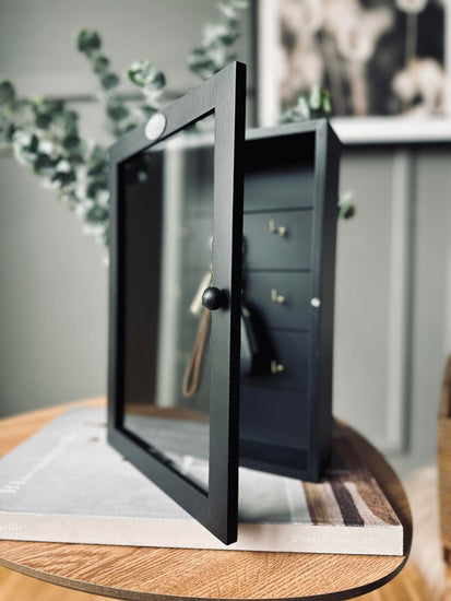 Nøgleskab i sort træ - VIAMAJA.DK