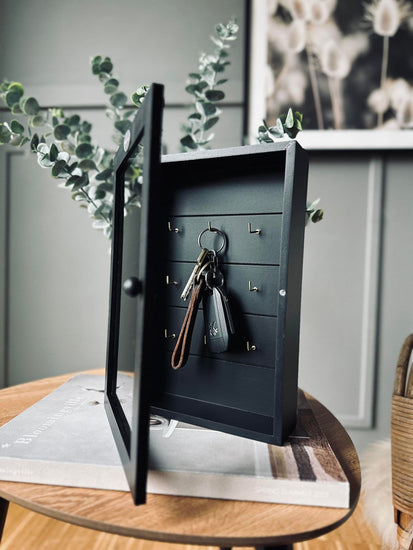 Nøgleskab i sort træ - VIAMAJA.DK
