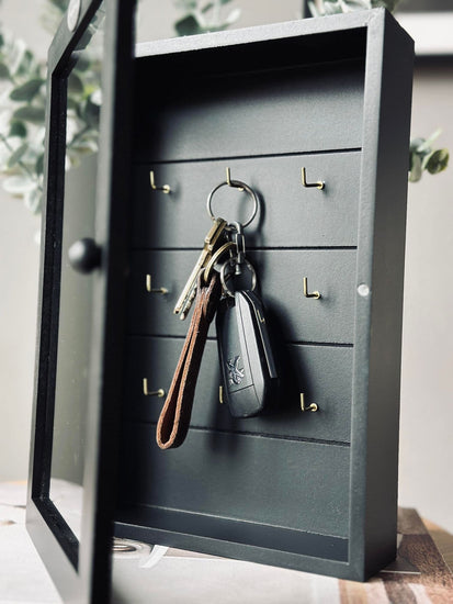 Nøgleskab i sort træ - VIAMAJA.DK