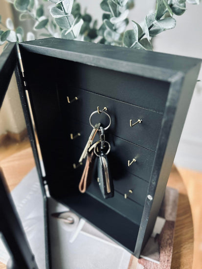 Nøgleskab i sort træ - VIAMAJA.DK