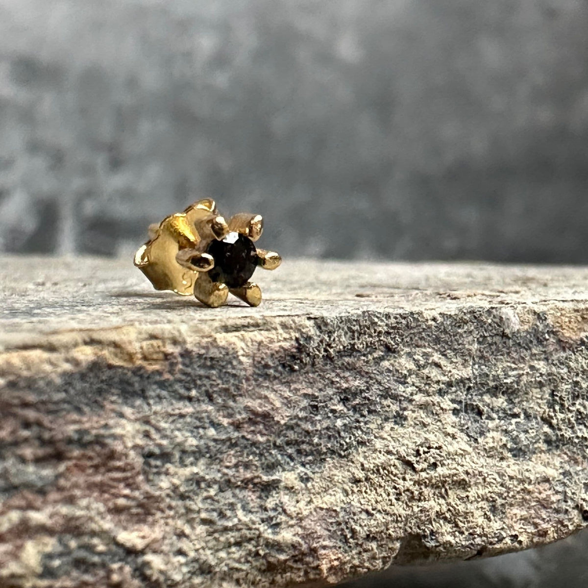 Ørestik Single GIA Black 18K forgyldt - 1 stk - VIAMAJA.DK