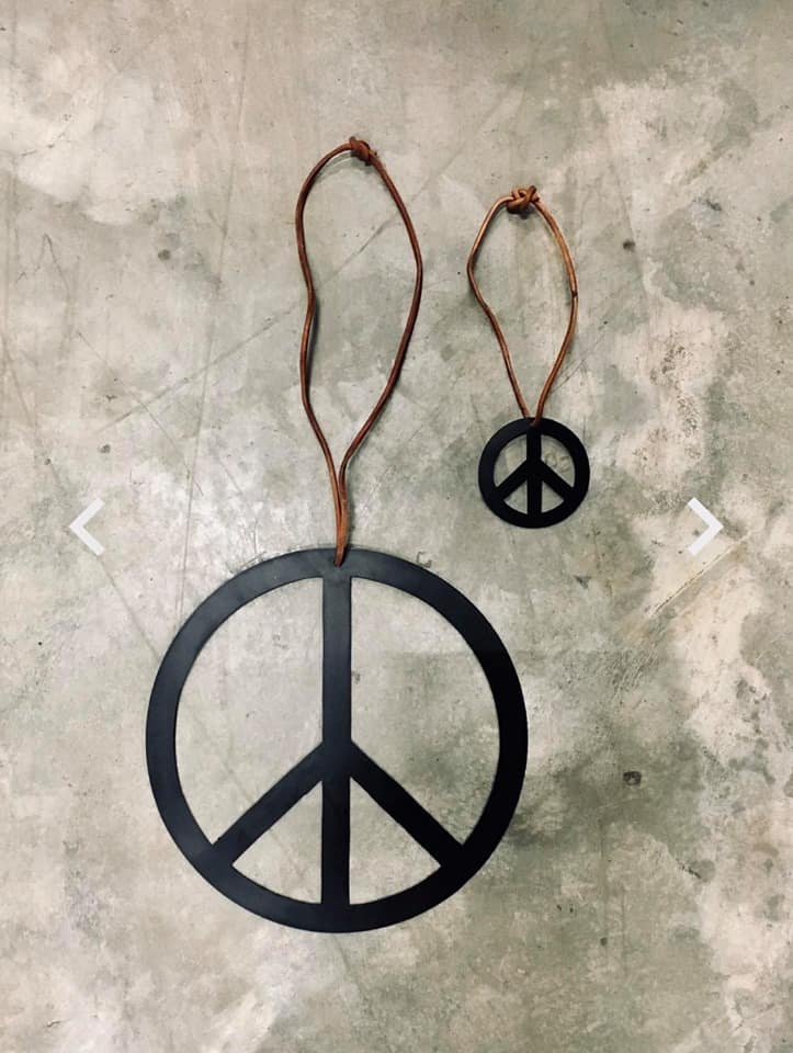 Peace tegn i lædersnor - small - VIAMAJA