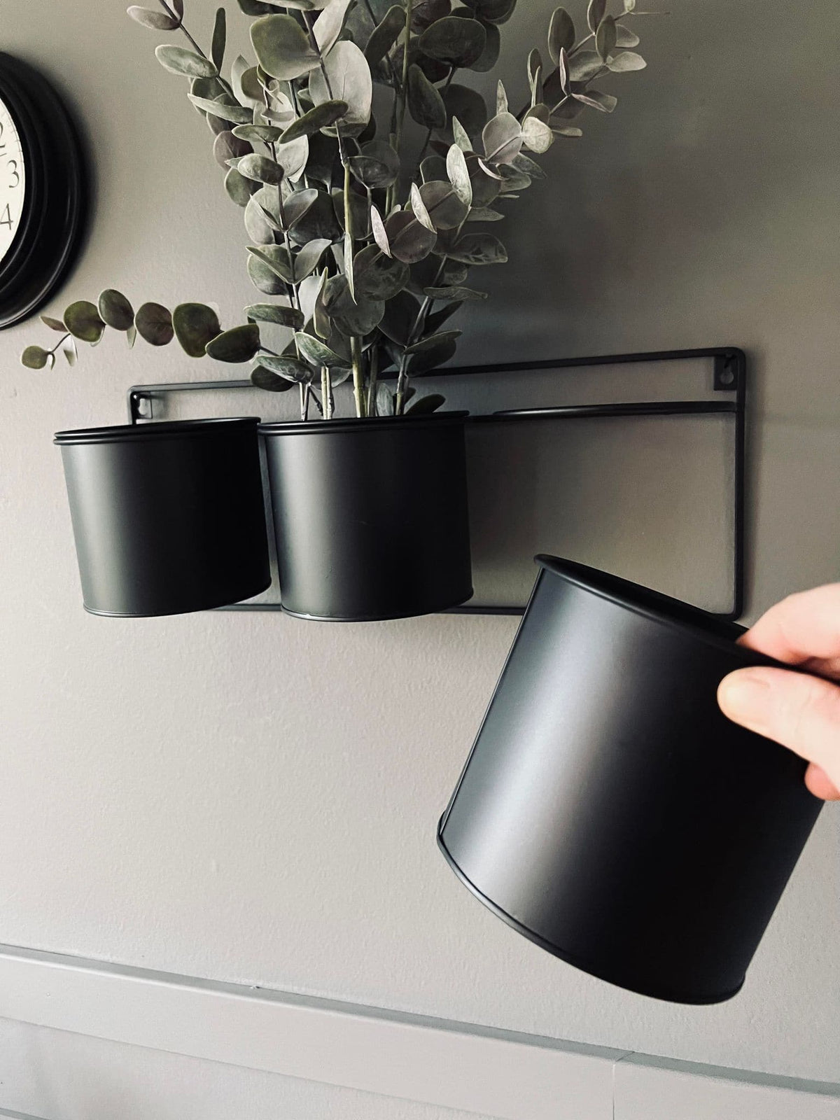 Potteophæng i sort metal - 3 potter medfølger - VIAMAJA.DK