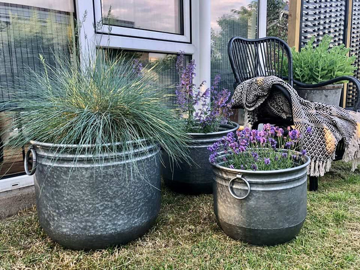 Rustik blomsterbalje i zink – UDSOLGT - VIAMAJA