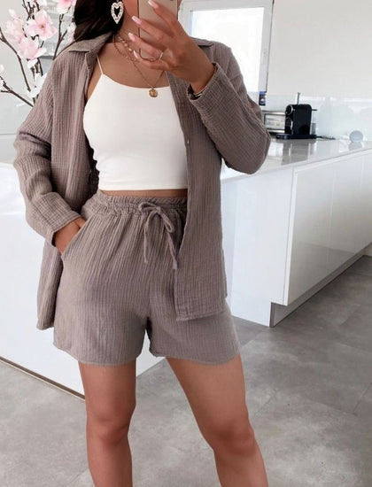 Sæt med vaflet skjorte og shorts – Dark beige bomuld - VIAMAJA.DK