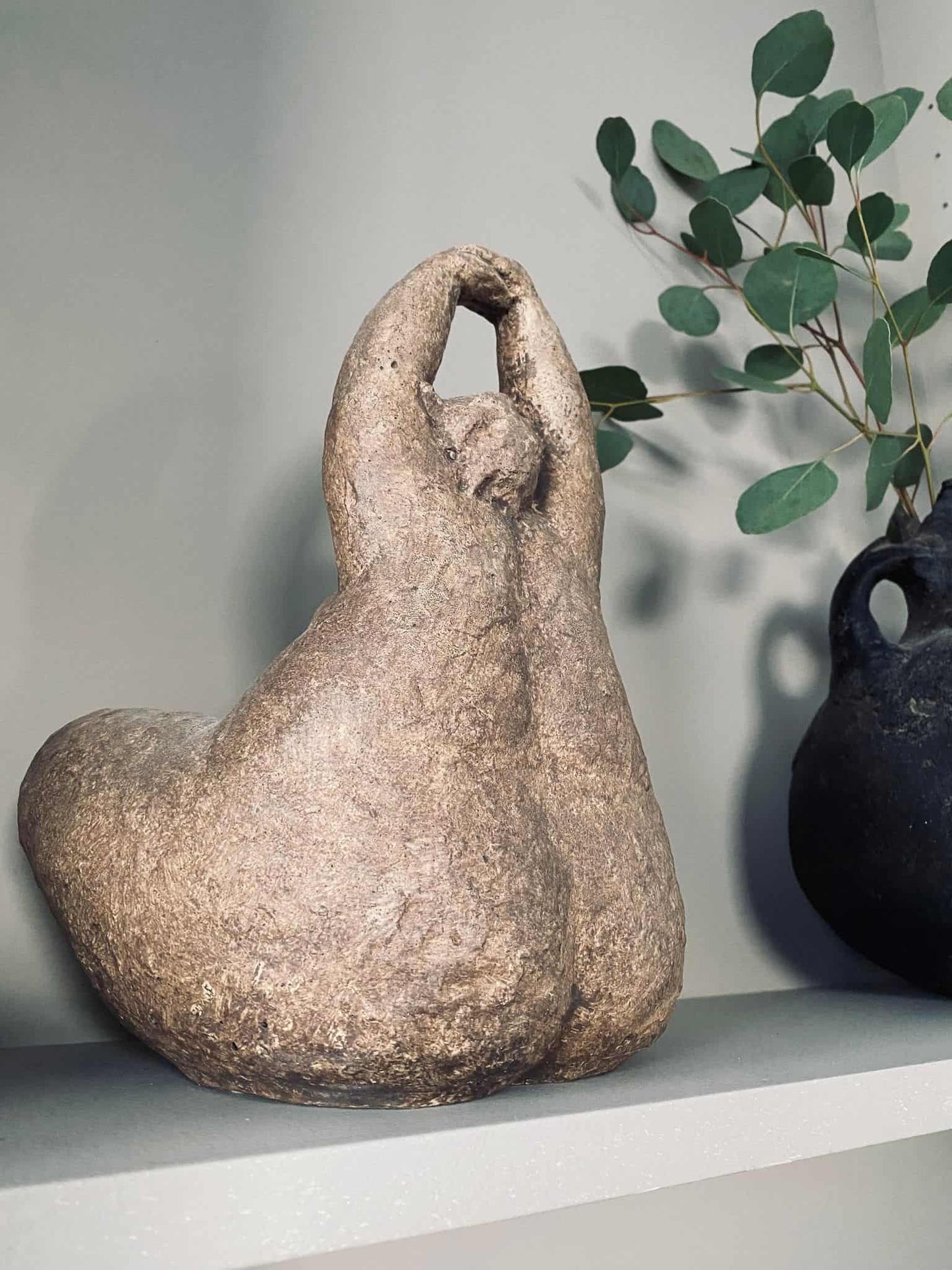 Siddende Diva i brune nuancer - VIAMAJA.DK