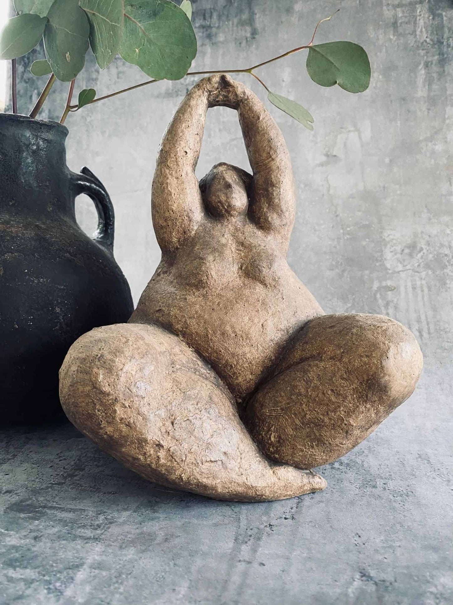 Siddende Diva i brune nuancer - VIAMAJA.DK