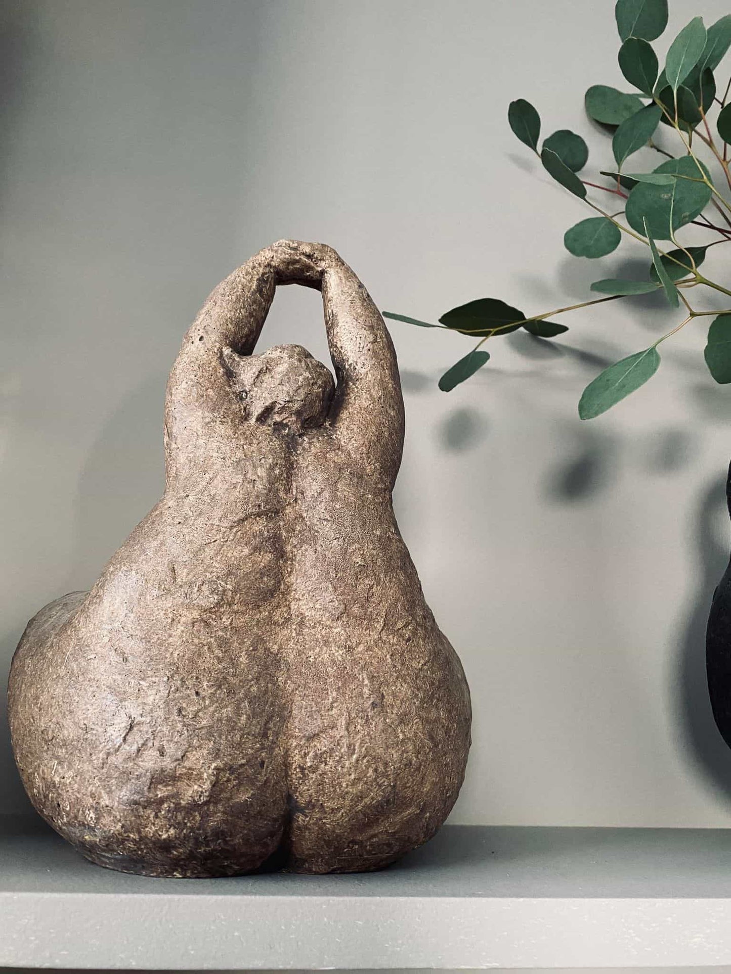 Siddende Diva i brune nuancer - VIAMAJA.DK