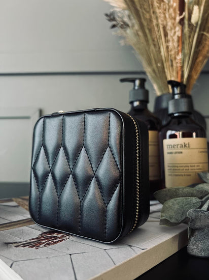 Smykkebox i sort og guld - Quilt - VIAMAJA.DK