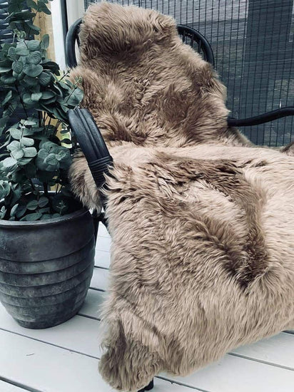 Stort Mocca farvet lammeskind fra New Zealand - 140cm / TILBUD - VIAMAJA