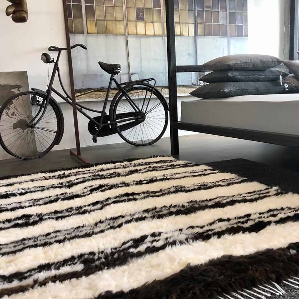 Stribet Håndsyet skindtæppe af lammeskind – 200×155 - VIAMAJA