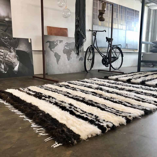 Stribet Håndsyet skindtæppe af lammeskind – 200×155 - VIAMAJA