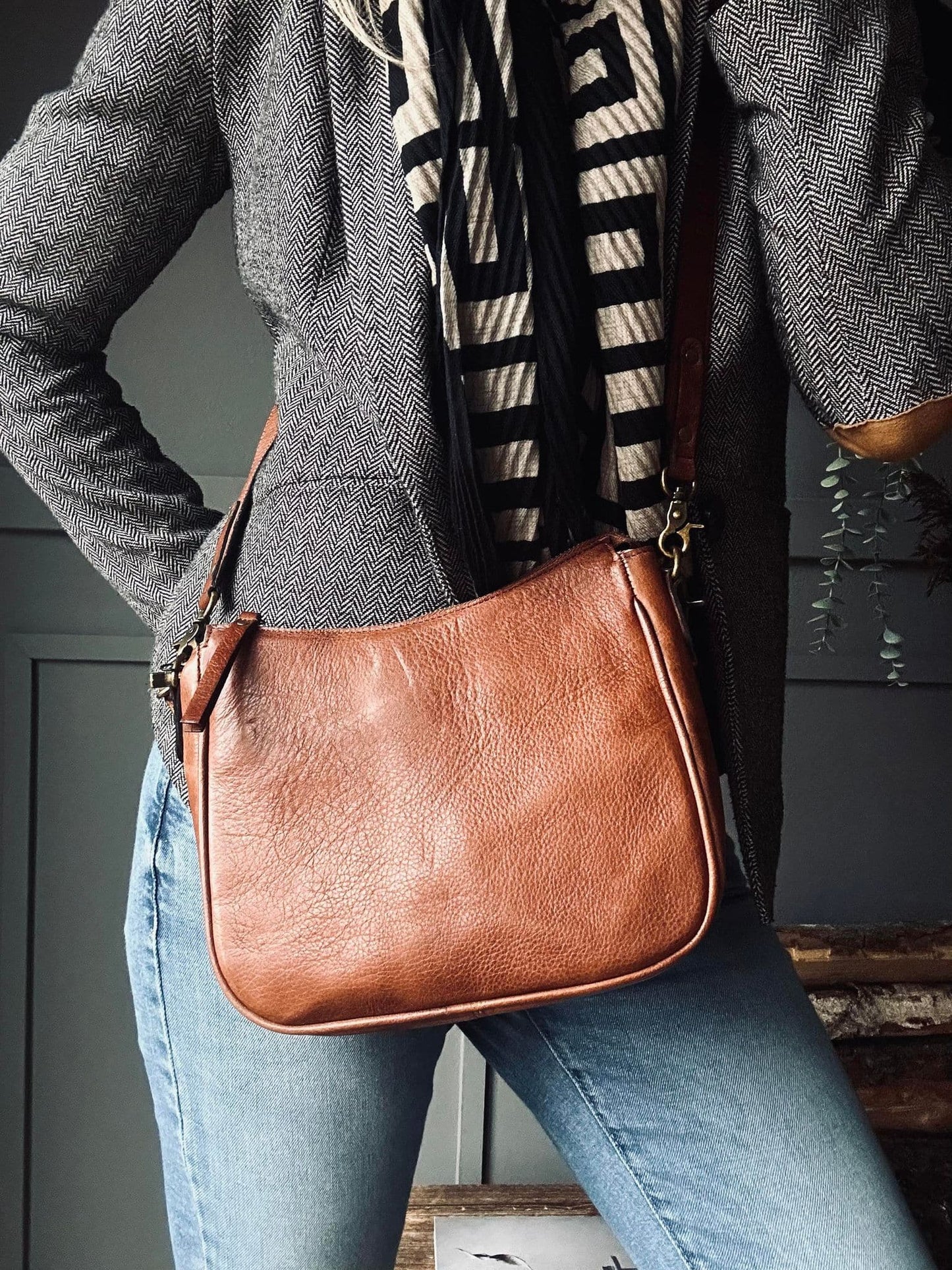 Taske Dicte walnut m. 2 taskeremme - VIAMAJA.DK
