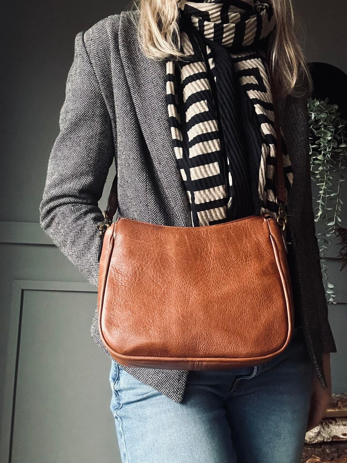 Taske Dicte walnut m. 2 taskeremme - VIAMAJA.DK