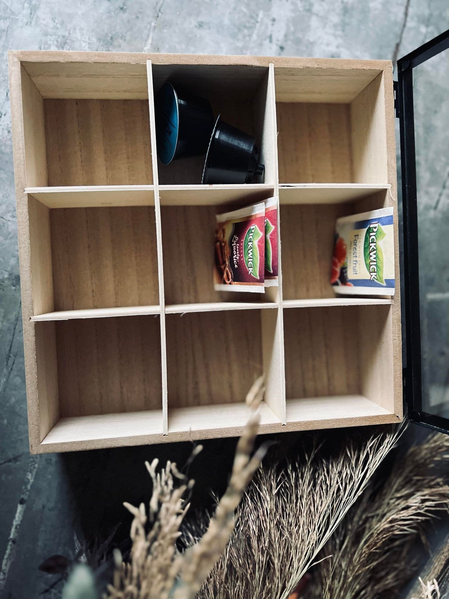 TEA BOX med skrift på glaslåg – sort te boks – VIAMAJA
