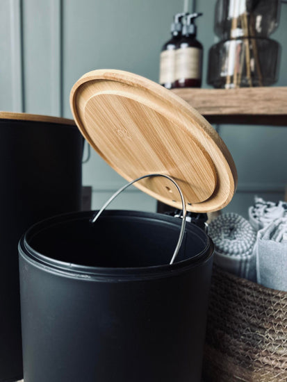 Toiletspand med bambus låg – Sort mellem - VIAMAJA.DK