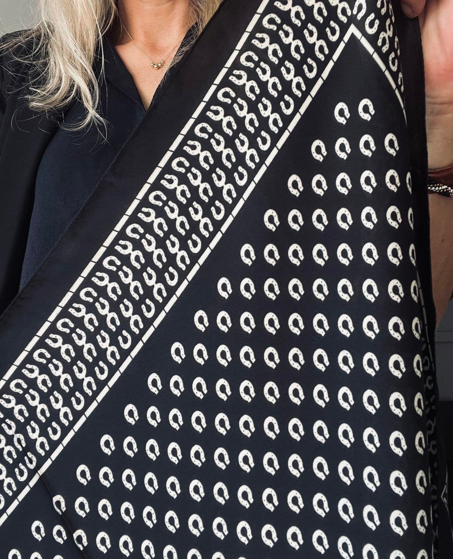 Tørklæde Black edition - 70x70 - VIAMAJA.DK