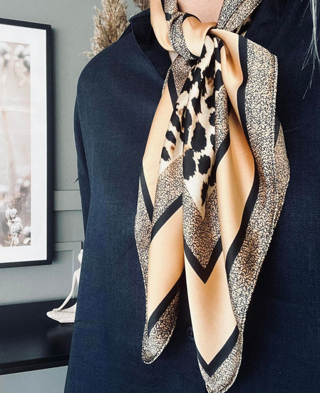 Tørklæde Golden Leo Silk - 70x70 - VIAMAJA.DK