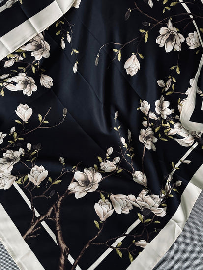 Tørklæde – Magnolia black 90×90 - VIAMAJA.DK